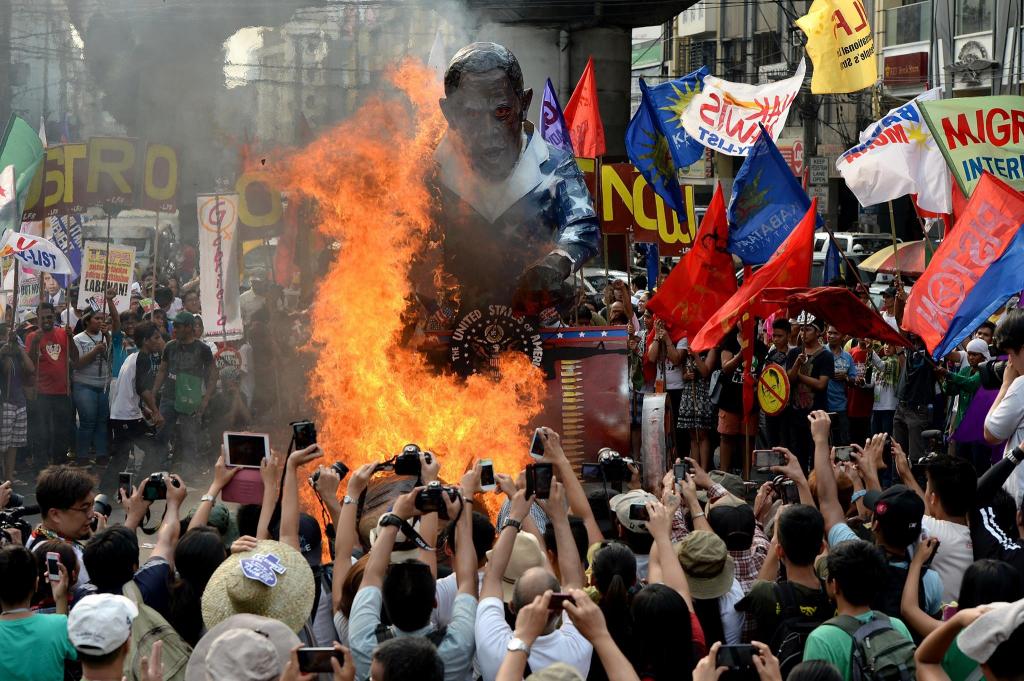 Protestors burn effigy of Obama during anti US protest in Manila