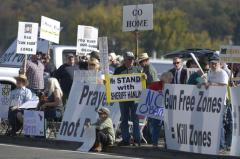 Thousands Roseburg Oregon protests Obama visit