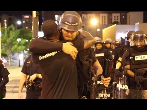 Man gives free hugs to riot police &amp; protesters in Charlotte (RAW)