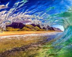 ono beautiful clear wave in hawaii