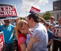 Ted and Heidi Cruz kissing